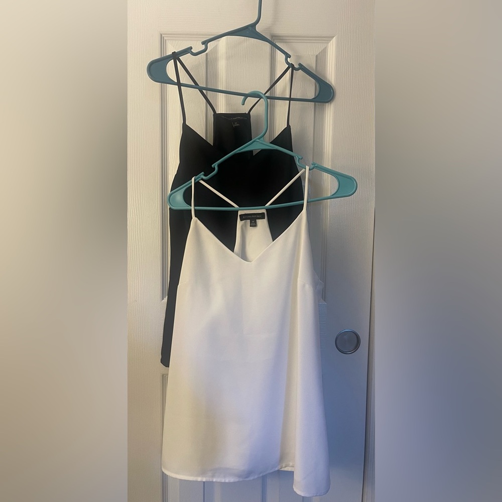 Two Pack Black & White Banana Republic Solid V-Neck Cami Sz M